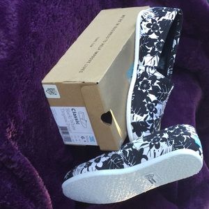 Black and white tropical print Toms